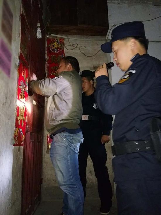 新余粗心妈妈误将幼女锁家中 民警全城寻开锁师傅开门