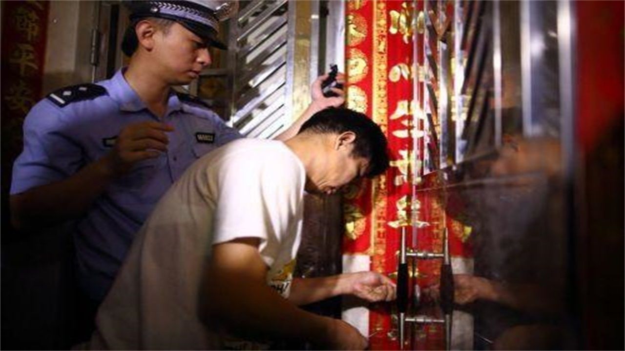 新余请开锁师傅开了锁后，师傅为什么一般都不进门，就算主人请也不进去？